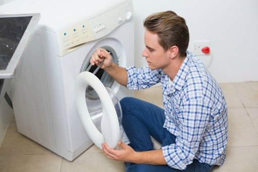 máy giặt Electrolux báo lỗi E3 do máy bị mở ra trong quá trình giặt